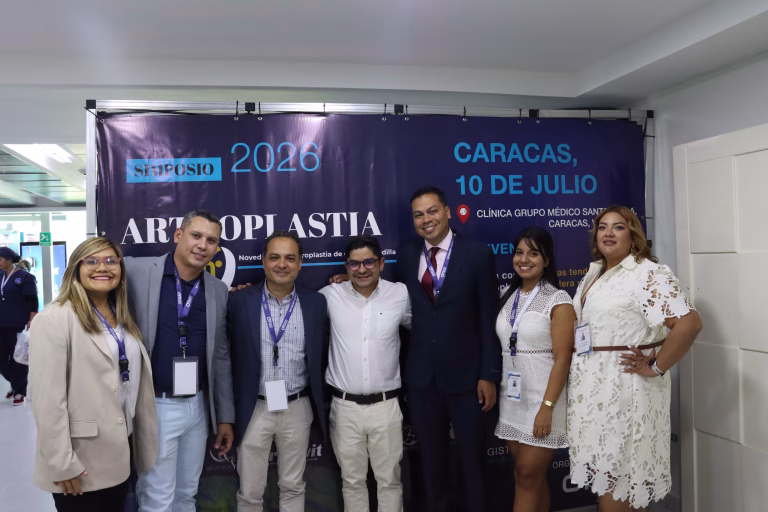 Dr. Leopoldo Maizo junto al Dr. Víctor Aguirre y colegas participantes del Simposio Nacional Artroplastia 360, Caracas 2026