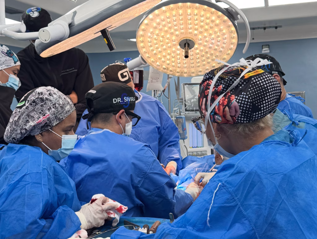 Equipo quirúrgico de Grupo Maizo y colegas de Maracay durante una cirugía de reemplazo articular en el Hospital Central de Maracay